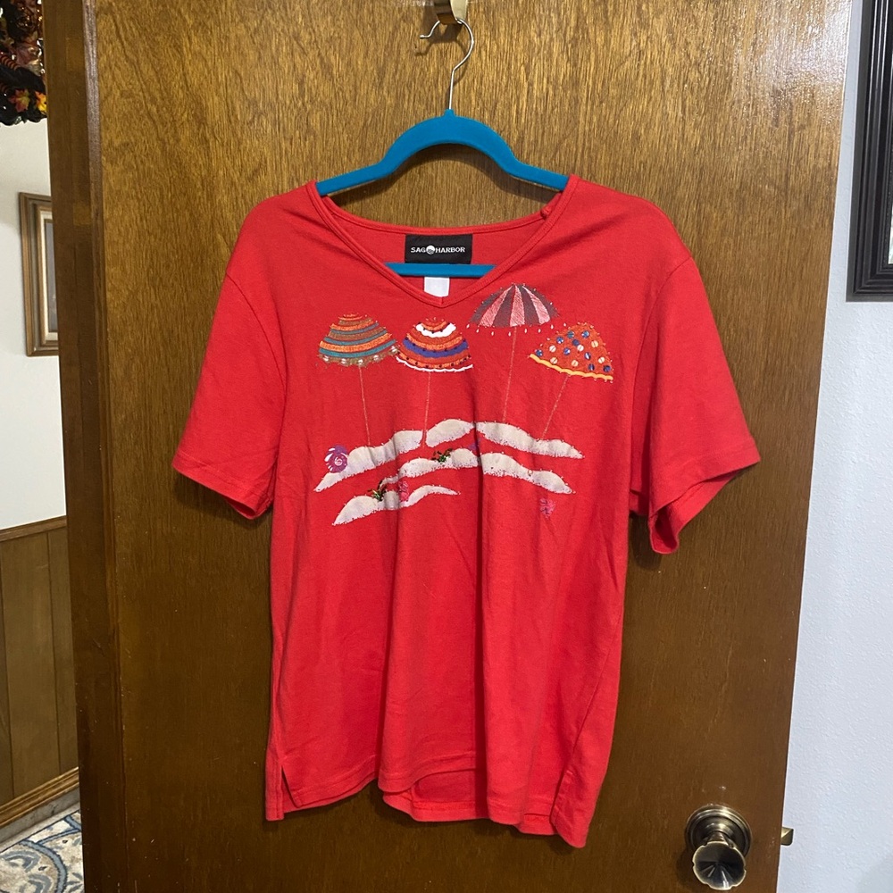 Classic Elements red short sleeve top with beach scene.  Size large.
